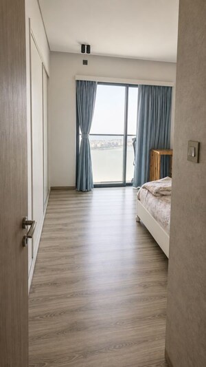 Room in 3 BHK Apartment at Rustomjee Paramount, Khar West – for Rent