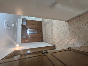 Furnished Amenities in 3.5 BHK Apartment at Mayur Vihar – for Rent
