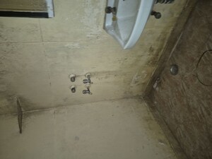 Bathroom in 1.5 BHK Apartment at Mayur Vihar – for Rent