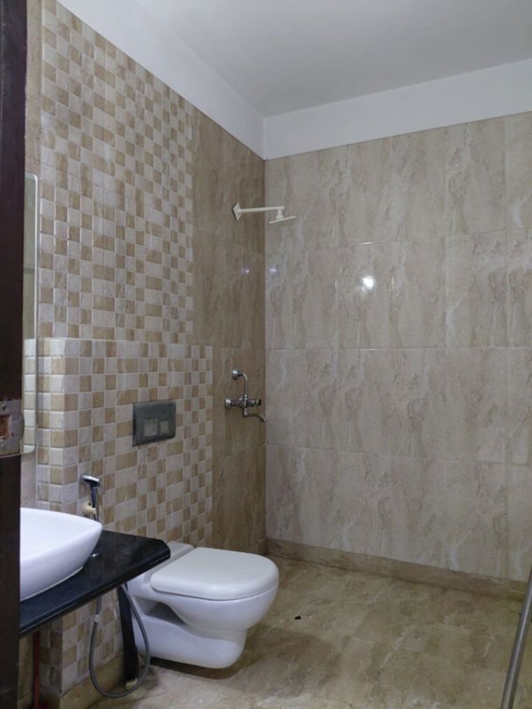 Bathroom, sector 46 3 Bedroom 200 Sq.Mt. Villa In Sector 46 Noida 10623968