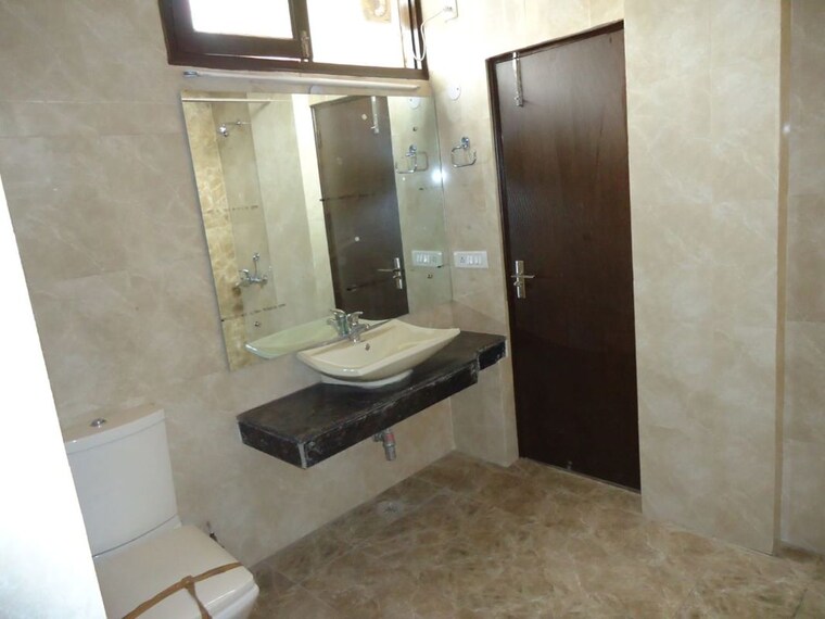 Bathroom, sector 46 4 Bedroom 250 Sq.Mt. Villa In Sector 46 Noida 10623994