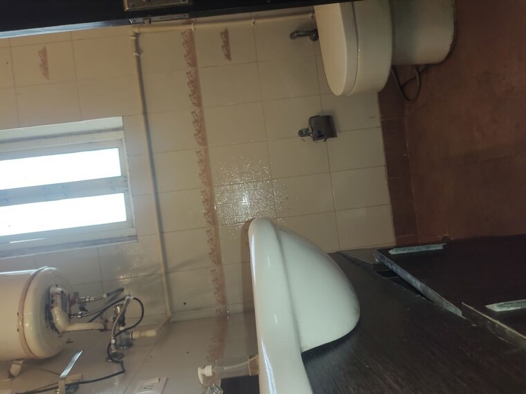 Bathroom, greater kailash i 3 Bedroom 1800 Sq.Ft. Builder Floor In Greater Kailash I Delhi 10623998
