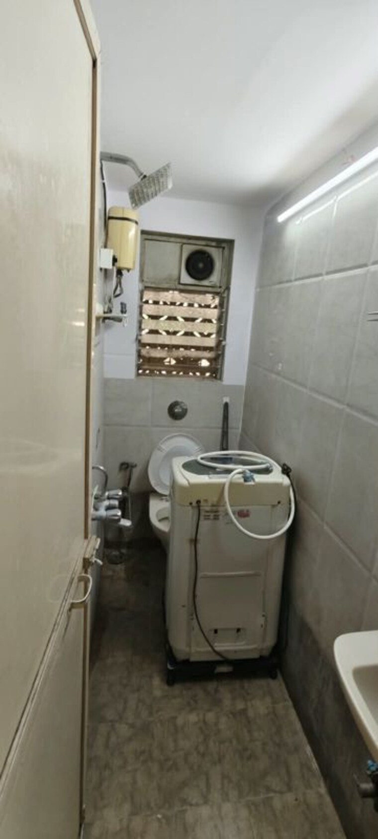 Bathroom, mahim 1 Bedroom 500 Sq.Ft. Apartment In Mahim Mumbai 10624081