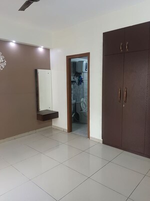 Room in 2.5 BHK Apartment at Gulshan Bellina, Sector 16 Greater Noida – for Rent