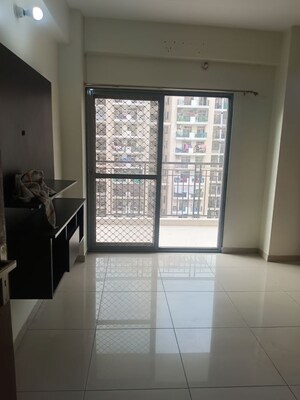 Room in 2.5 BHK Apartment at Gulshan Bellina, Sector 16 Greater Noida – for Rent