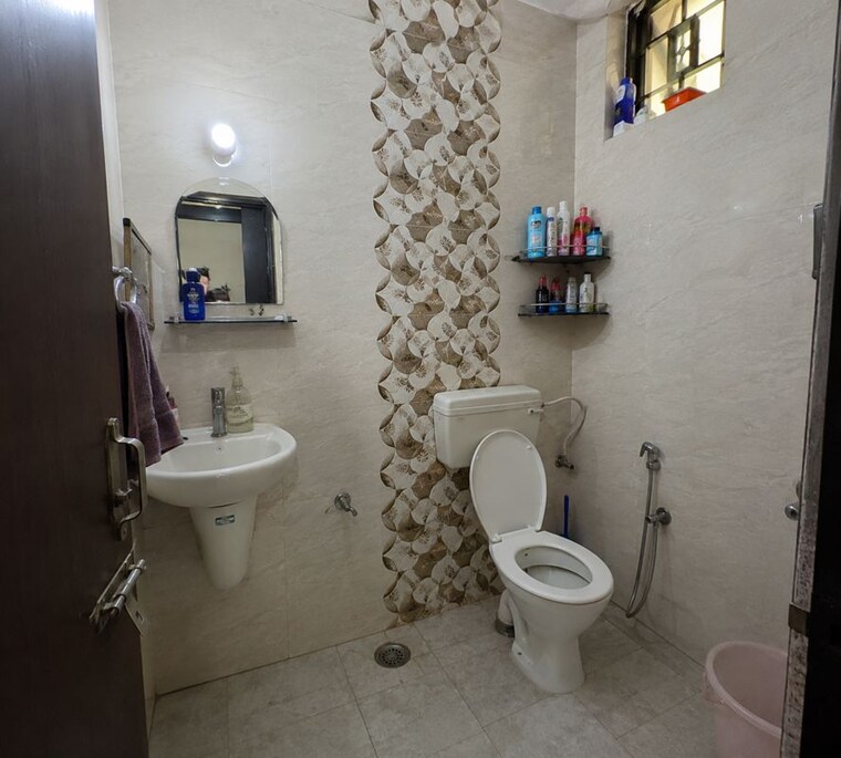 Bathroom, vineet khand 6 Pg For Girls In Vineet Khand 6 10624150