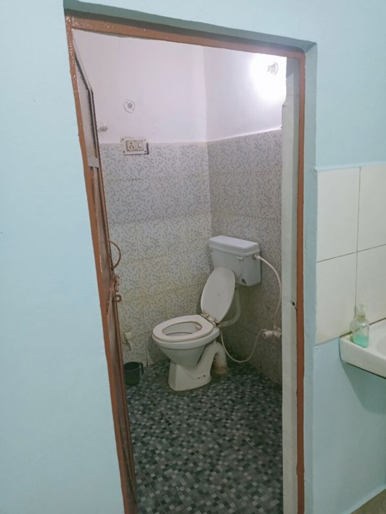 Bathroom, vibhav khand 4 Bedroom 1600 Sq.Ft. Independent House In Vibhav Khand Lucknow 10624540