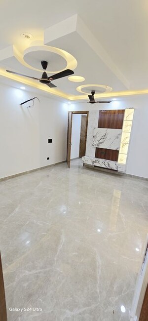 Room in 3 BHK Builder Floor at Palm Pristine Greens, Sector 1 Greater Noida – for Sale