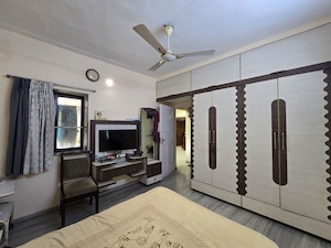 Bedroom in 2 BHK Apartment at Andheri West – for Rent