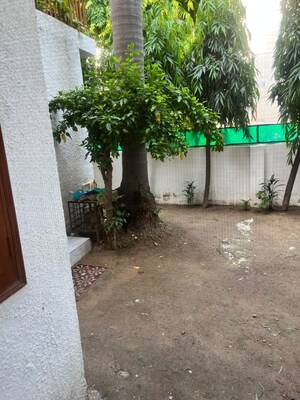 Parking in 3 BHK Builder Floor at Saket – for Rent