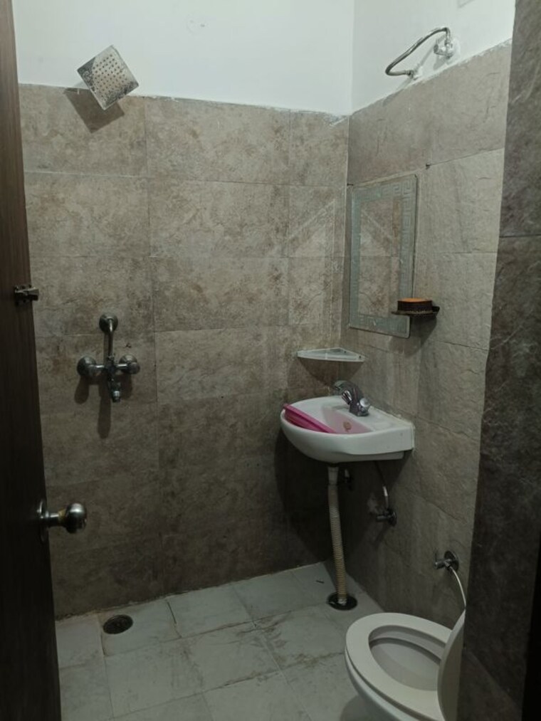 Bathroom, guru-nanak-enclave 3 Bedroom 1100 Sq.Ft. Builder Floor In Dhakoli Zirakpur 10624681