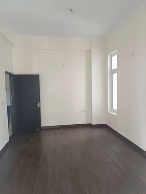 Room in 3 BHK Apartment at Supertech Cape Town, Sector 74 – for Rent