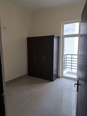 Room in 3 BHK Apartment at Supertech Cape Town, Sector 74 – for Rent