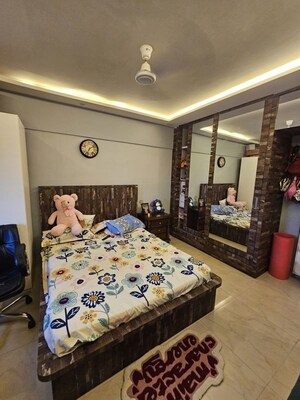 Bedroom in 4 BHK Apartment at Eskay Itus Apartment, Andheri West – for Rent