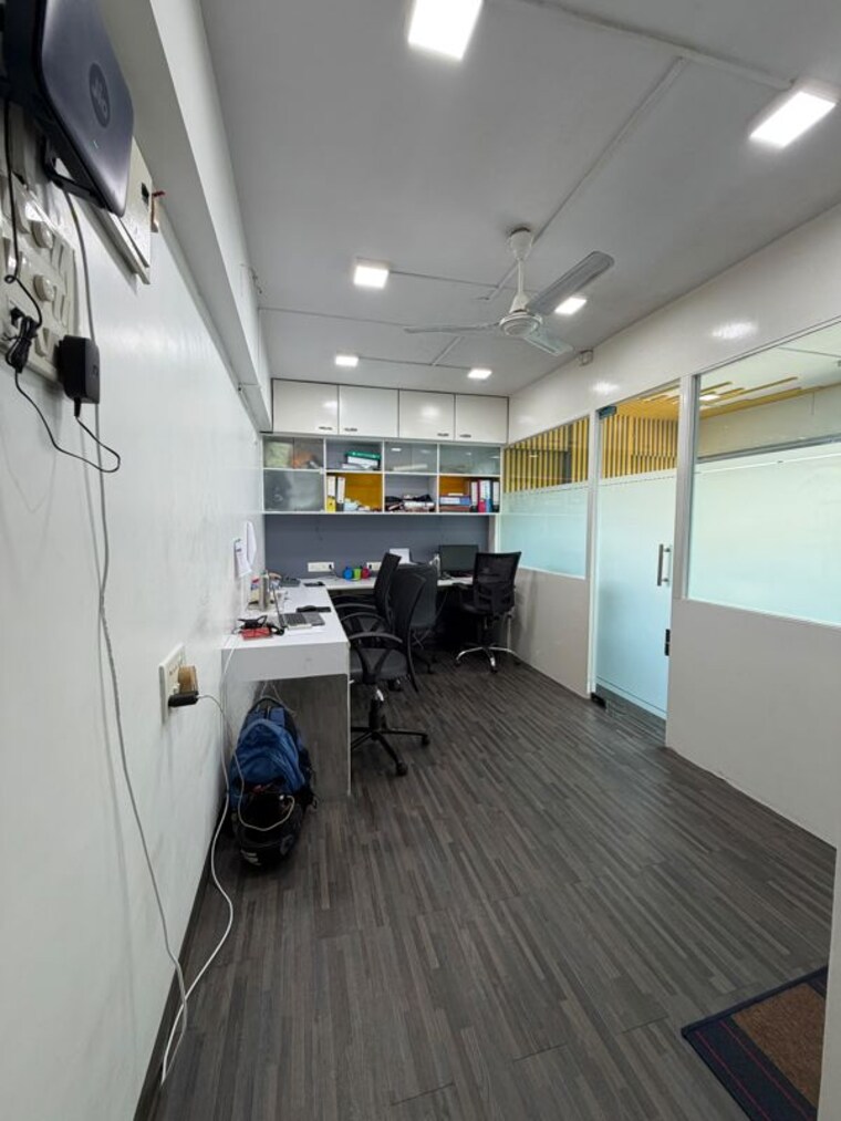  Parking, knox-plaza Commercial Office Space 350 Sq.Ft. In Malad West Mumbai 10624726