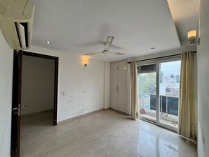 Room in 3 BHK Builder Floor at Defence Colony – for Rent