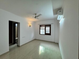 Room in 3 BHK Builder Floor at Defence Colony – for Rent