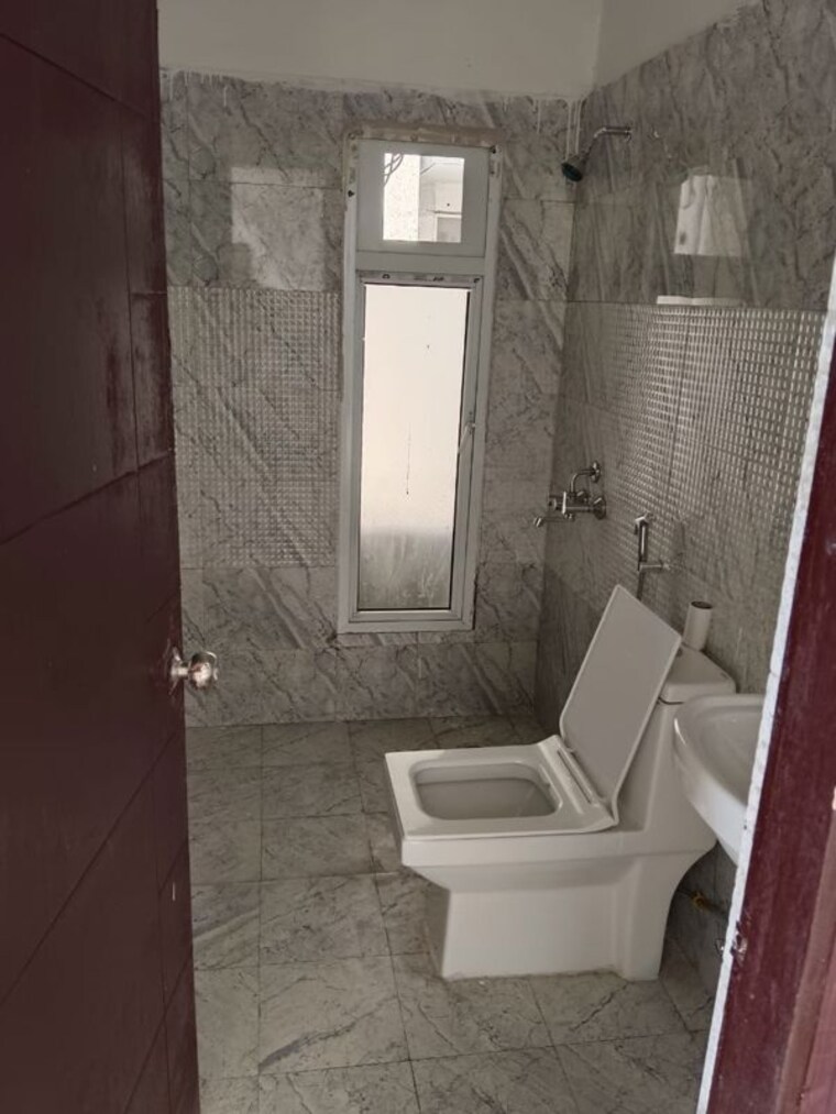 Bathroom, prateek-grand-city 2 Bedroom 970 Sq.Ft. Apartment In Siddharth Vihar Ghaziabad 10624887