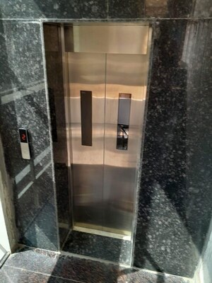Lift in 2 BHK Apartment at Masjid Banda – for Rent
