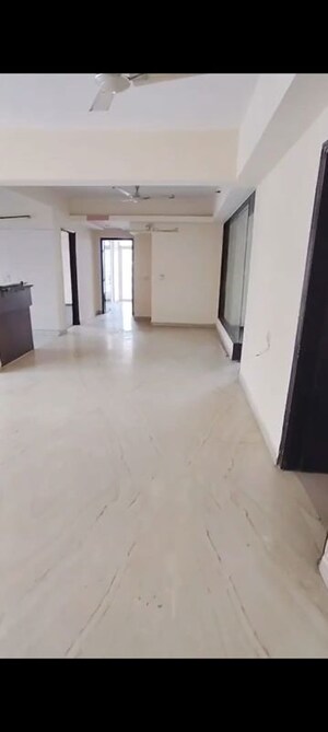 Room in 2.5 BHK Apartment at Mahagun Moderne, Sector 78 – for Rent