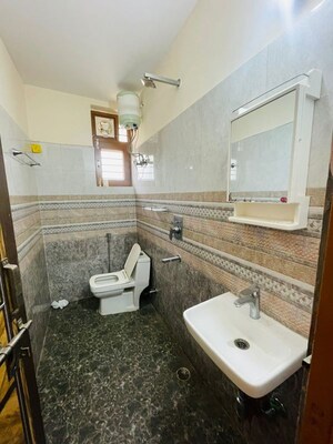 Bathroom in 1 BHK Builder Floor at Ardee City, Sector 52 – for Rent