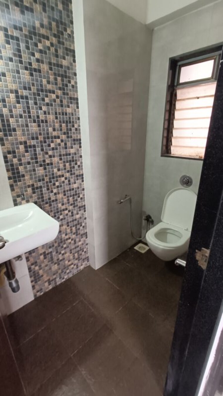 Bathroom, ekta-chs-andheri 2 Bedroom 700 Sq.Ft. Apartment In Andheri West Mumbai 10624492