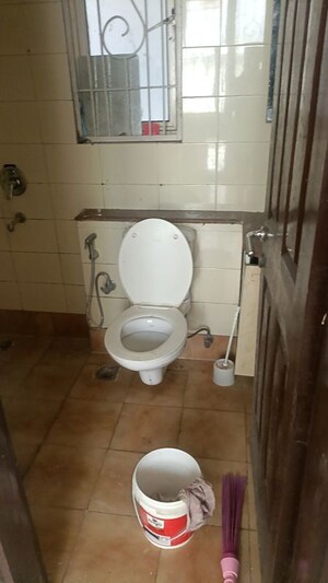 Bathroom in 3 BHK Apartment at Unitech Woodstock Floors, Sector 50 – for Rent