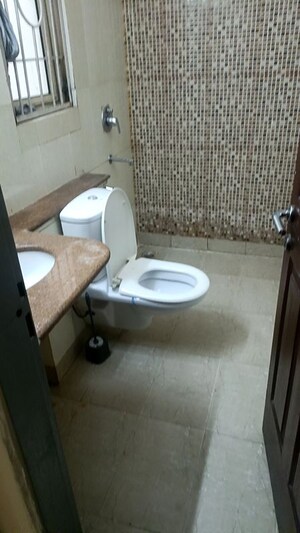 Bathroom in 3 BHK Apartment at Unitech Woodstock Floors, Sector 50 – for Rent