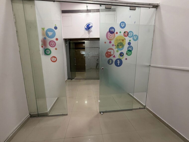 undefined, rustomjee-eaze-zone-mall Commercial Office Space 142 Sq.Ft. In Malad West Mumbai 10625073