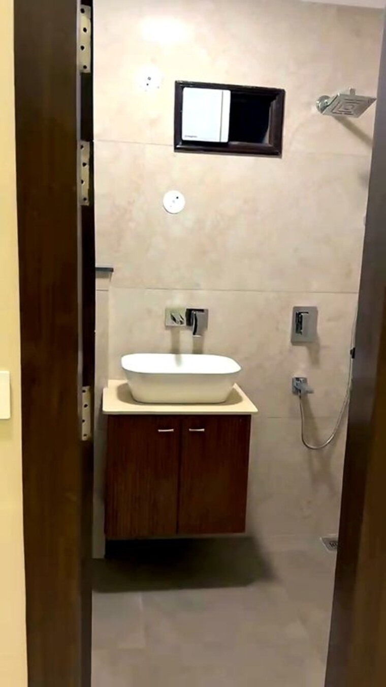 Bathroom, naraina 3 Bedroom 200 Sq.Yd. Builder Floor In Naraina Delhi 10625139