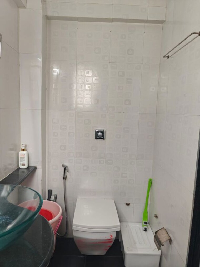 Bathroom, jal-vayu-vihar-apartments 2 Bedroom 900 Sq.Ft. Apartment In Powai Mumbai 10625211