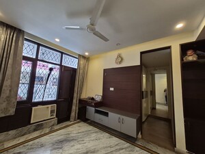 Room in 3 BHK Builder Floor at Sushant Lok I – for Rent