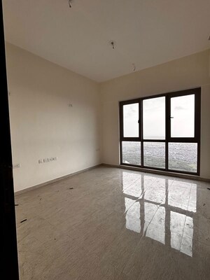 Room in 3.5 BHK Apartment at Sheth Auris Serenity Tower 3, Malad West – for Rent