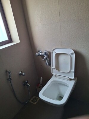 Bathroom in 3.5 BHK Apartment at Felicia Apartment, Pali Hill – for Rent