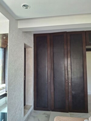 Bedroom in 3.5 BHK Apartment at Felicia Apartment, Pali Hill – for Rent