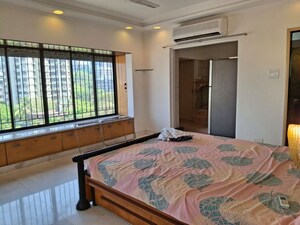 Bedroom in 3.5 BHK Apartment at Felicia Apartment, Pali Hill – for Rent