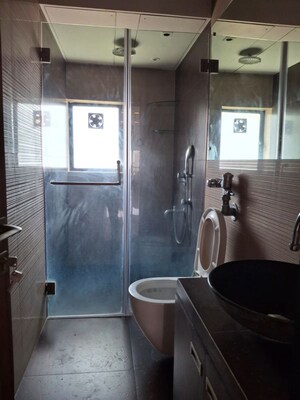 Bathroom in 3.5 BHK Apartment at Felicia Apartment, Pali Hill – for Rent