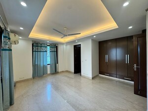 Room in 3 BHK Builder Floor at Defence Colony – for Rent