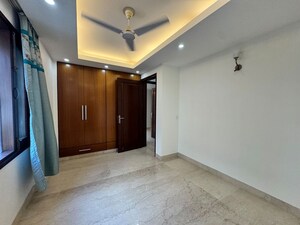 Room in 3 BHK Builder Floor at Defence Colony – for Rent