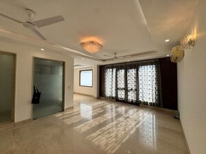 Room in 3 BHK Builder Floor at Defence Colony – for Rent