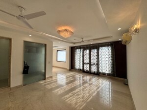 Room in 3 BHK Builder Floor at Defence Colony – for Rent