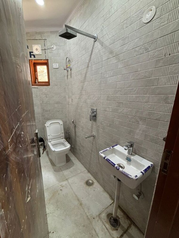 Bathroom, freedom fighters enclave 2 Bedroom 1000 Sq.Ft. Builder Floor In Freedom Fighters Enclave Delhi 10625395