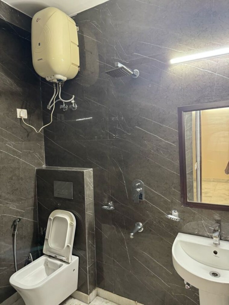 Bathroom, khirki extension 3 Bedroom 1200 Sq.Ft. Apartment In Khirki Extension Delhi 10625591