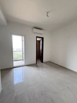 Room in 3 BHK Apartment at Smart World Orchard, Sector 61 – for Sale
