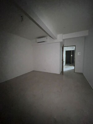 Room in 3 BHK Apartment at Smart World Orchard, Sector 61 – for Sale