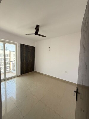 Room in 3 BHK Apartment at Trident Embassy, Sector 1 Greater Noida – for Rent