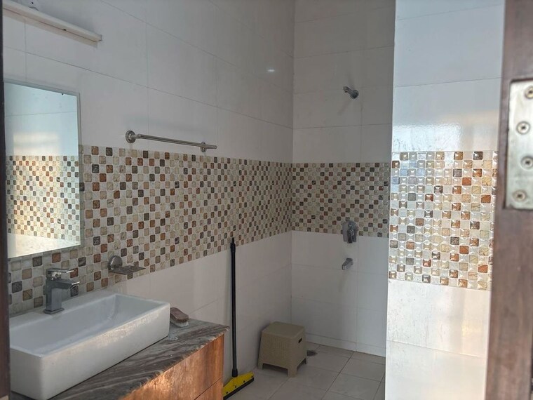 Bathroom, sector 22 3 Bedroom 1600 Sq.Ft. Builder Floor In Sector 22 Gurgaon 10625693