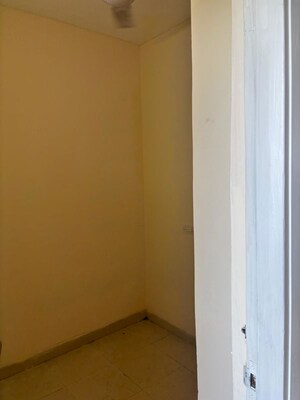 Room in 3 BHK Apartment at Unitech Uniworld Gardens 2, Sector 47 – for Rent