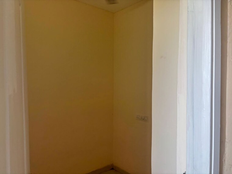 Room, unitech-uniworld-gardens-2 3 Bedroom 2200 Sq.Ft. Apartment In Sector 47 Gurgaon 10625694