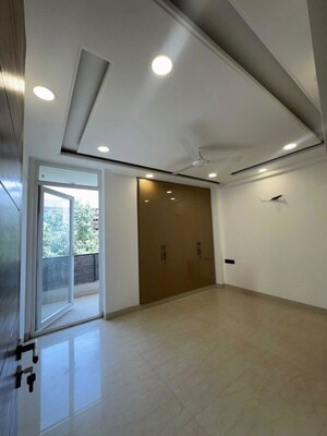 Room in 3 BHK Builder Floor at Sector 21 – for Rent
